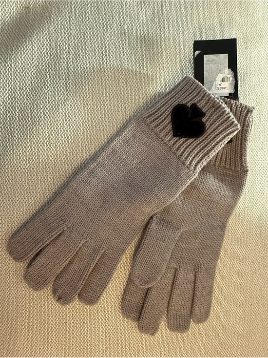 kate spade Accessories - kate spade Gray Knit Gloves with Black Heart Patch